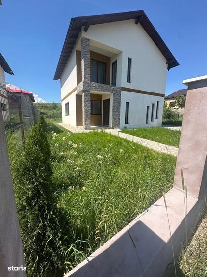 Casă cu 4 camere cu Teren 300 Mp în Câmpenești