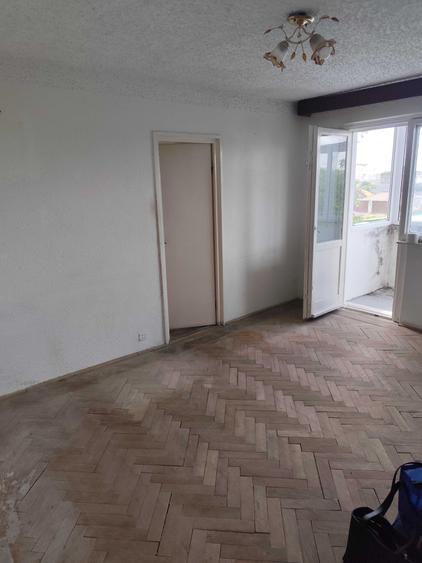 Apartament cu 3 camere decomandat în Km 4