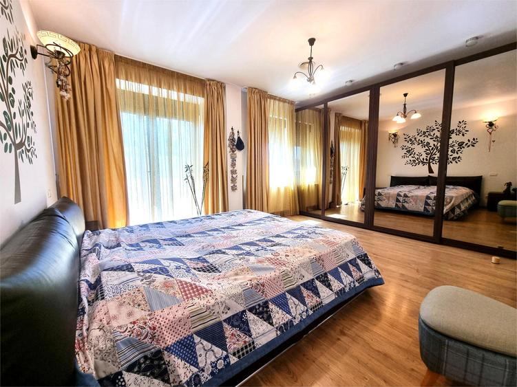 Chitila langa Lacul cu Nuferi si Padure - 8