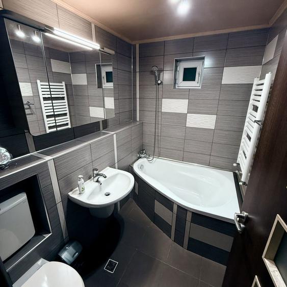 Apartament 3 camere,2 bai,zona Politie - 1