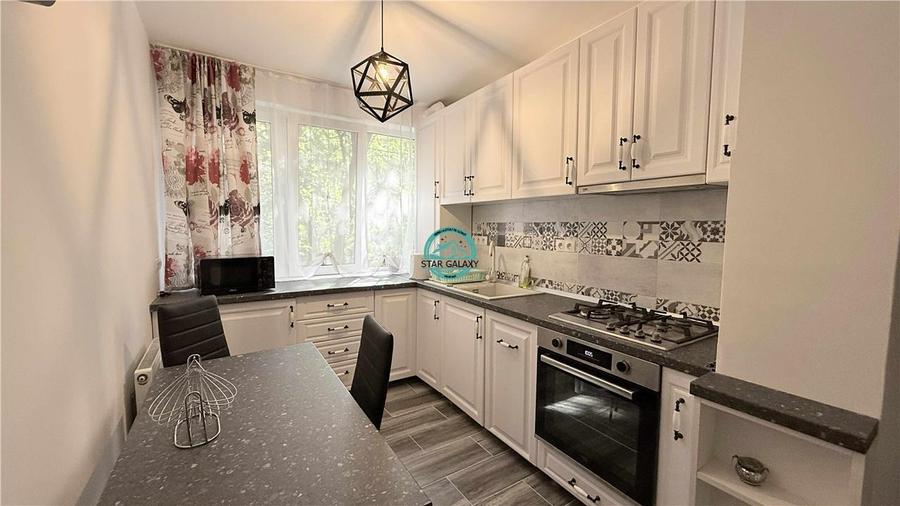Vand apartament cu 3 camere in Cornisa la 5 minute de UMF - 1