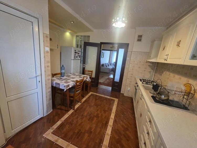 Vand apartament 4 camere cu garaj Piata Centrala - 10