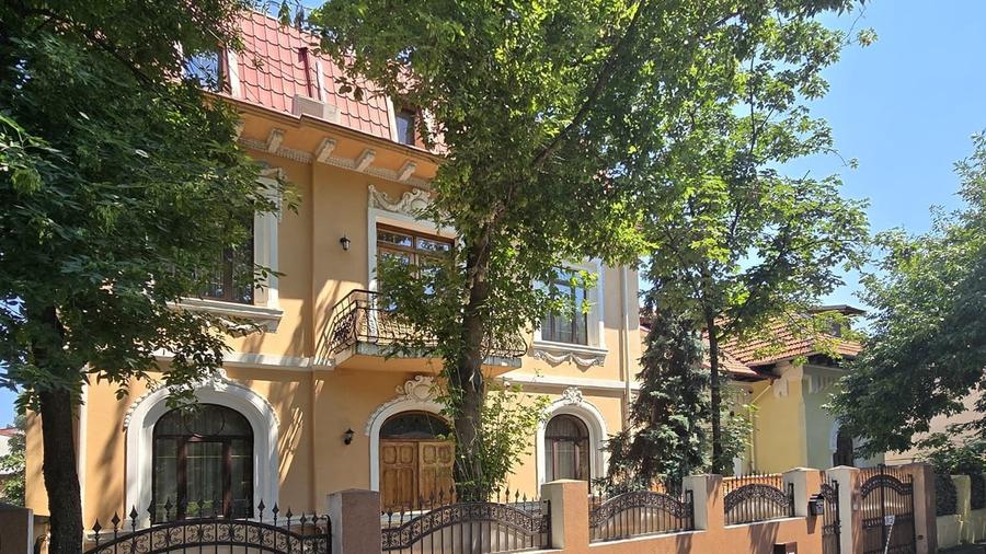 Casă individuală cu 8 camere cu Canalizare în Cotroceni