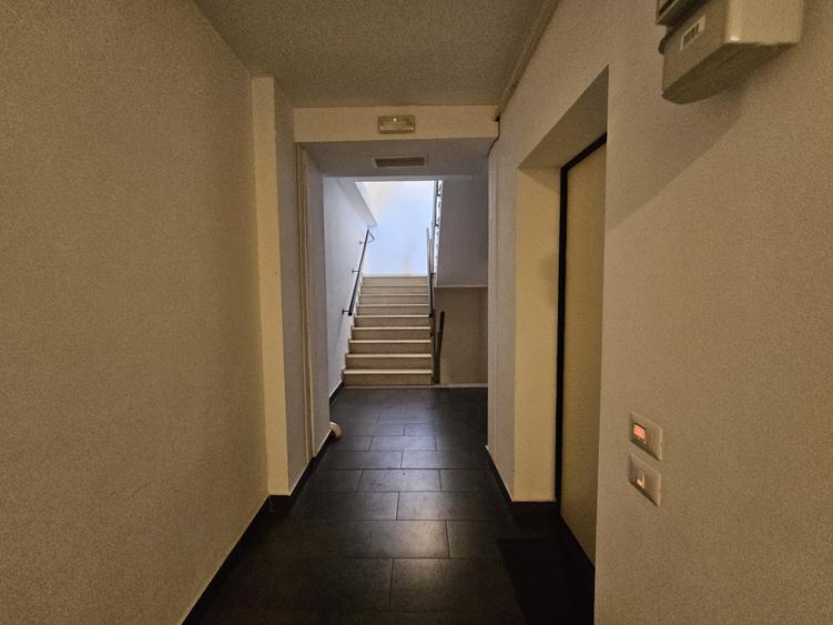 Ap. deosebit 2 cam, et. 3, semidec, cu parcare, Bogdăneștilor, colț cu Mendeleev - 11