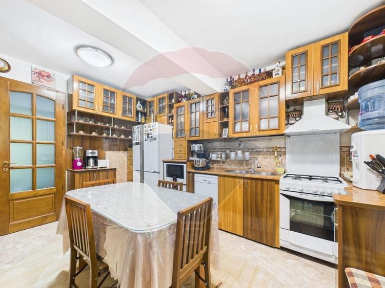 Casă / Vilă cu 10 camere de vânzare în zona Central - 3