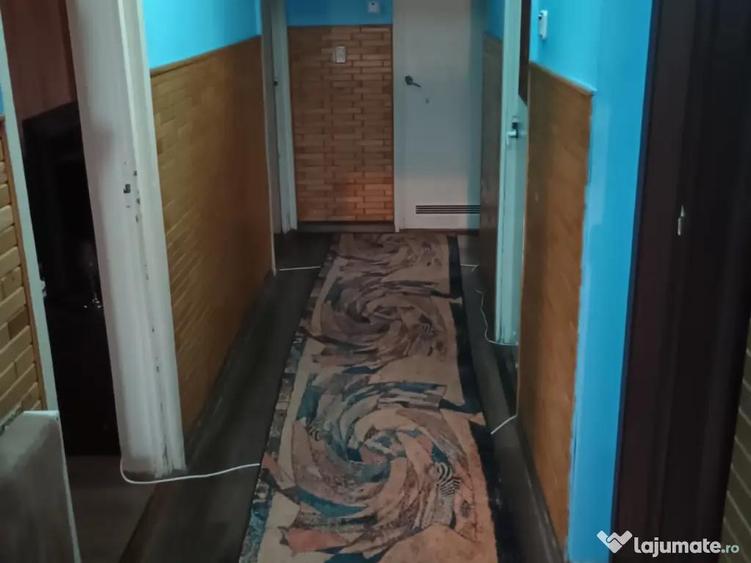 Vand apartament cu 3 camere central aproape de scoala - 1