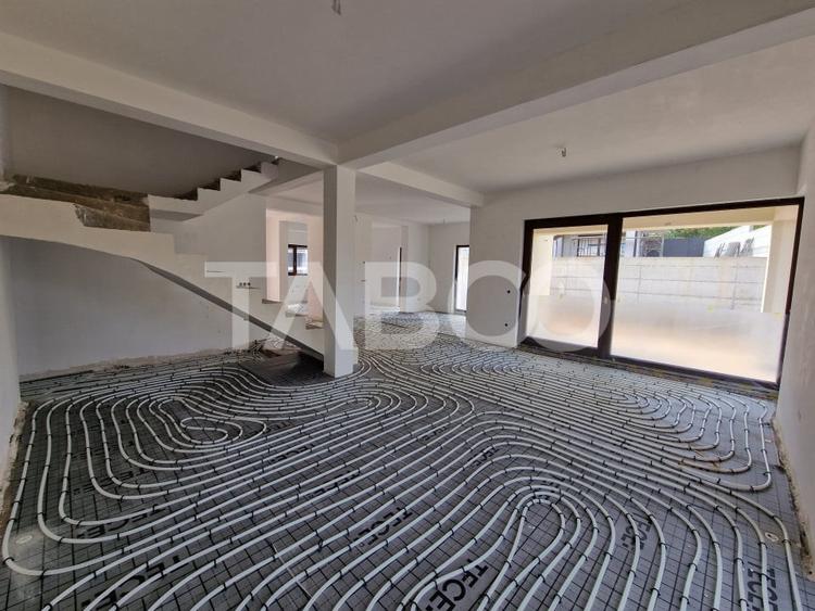 Casa individuala de vanzare cu teren, terasa, garaj si curte Selimbar - 11