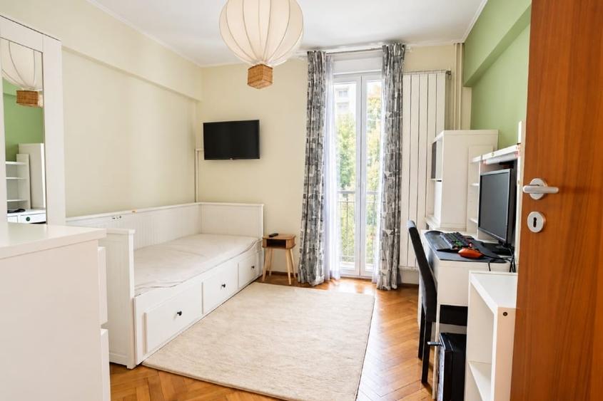 Apartament cu 3 camere semidecomandat, mobilat în Titan