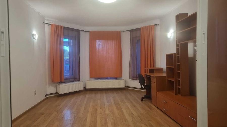 Casă cu 3 camere cu Teren 320 Mp în Roșu
