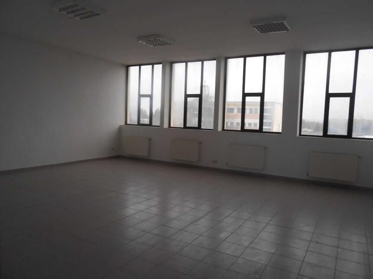 Spațiu comercial, de 800 mp, în Central