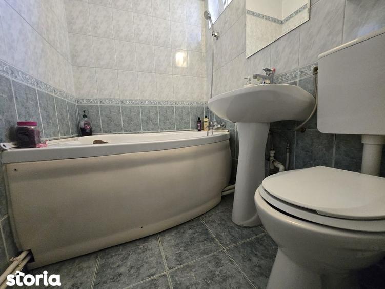 Apartament cu 3 camere de vanzare - B dul 1 Mai - 7