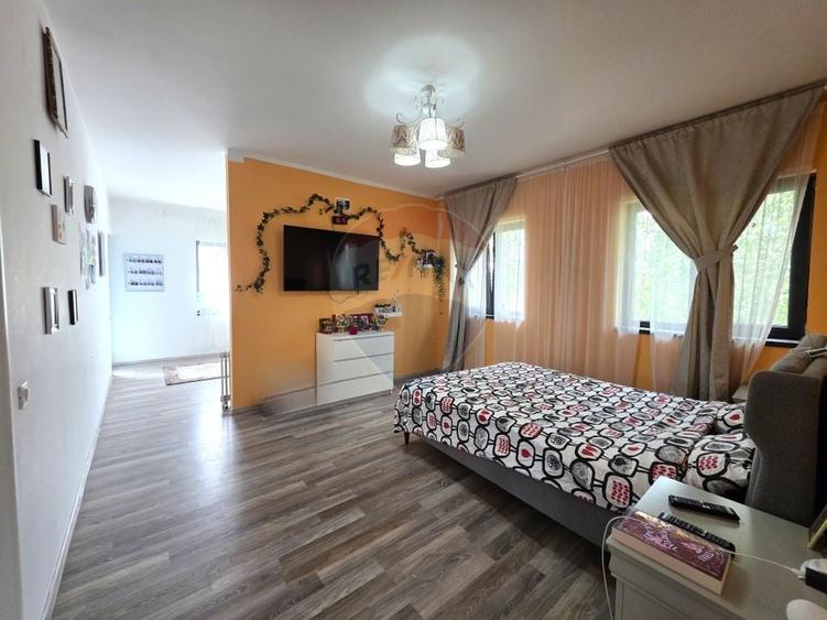 Casă individuală cu 7 camere cu Teren 3200 Mp în Lipia
