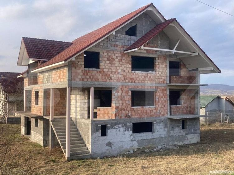 Casă individuală cu 10 camere cu Teren 1106 Mp în Nord-Est