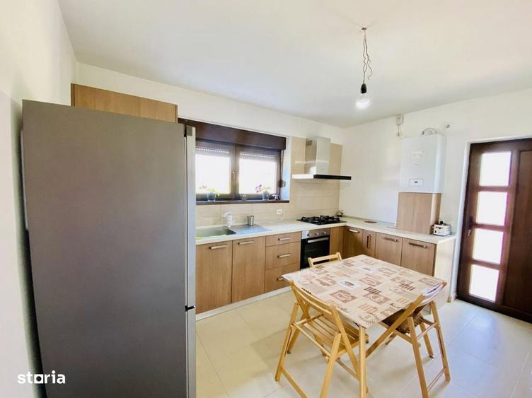 Casă cu 4 camere cu Teren 372 Mp în Roșia