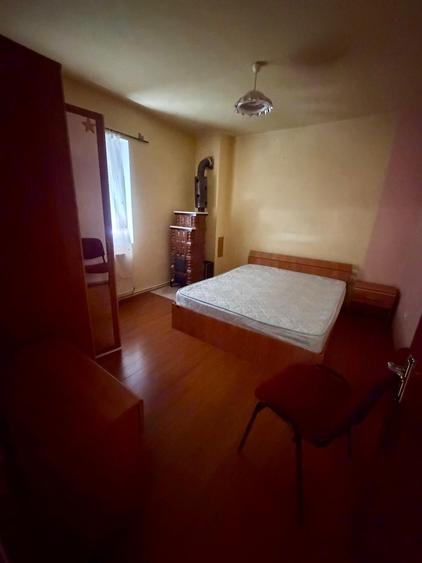 Casă individuală cu 8 camere cu Teren 484 Mp în Cetate