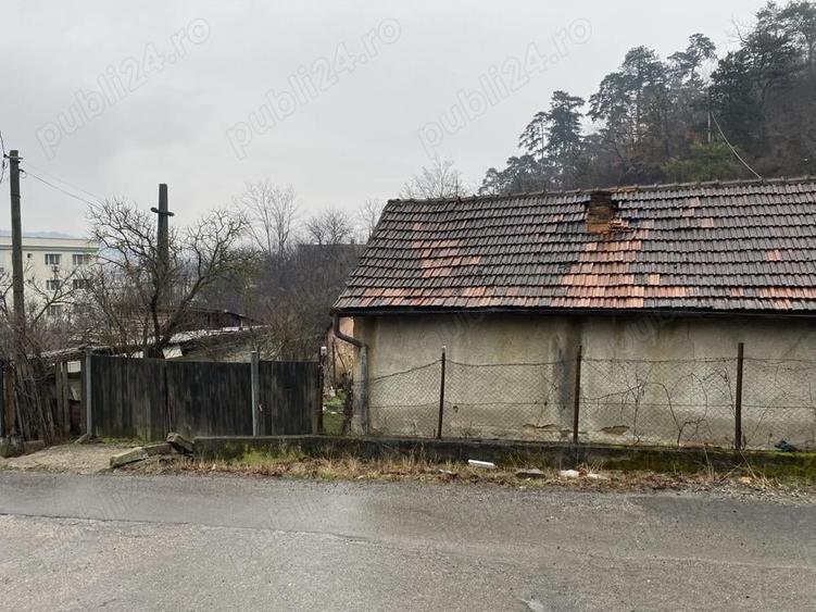 Casa ?i teren de vanzare - 1