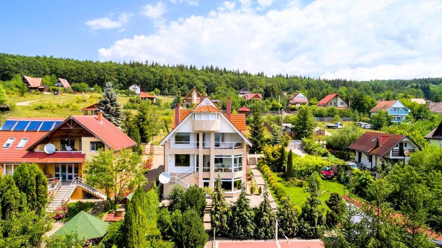 Proprietate unică pe malul lacului Moacșa – liniște, rafinament, eleganta - 2