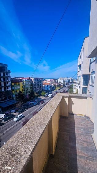 Apartament cu 3 camere decomandat în Calea București