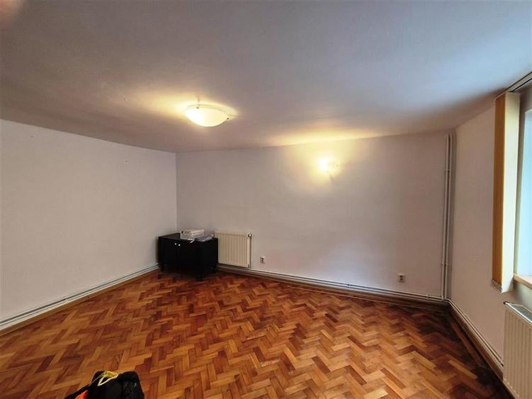 Casa individuala cu curte, 5 camere, cartier Noua - 7