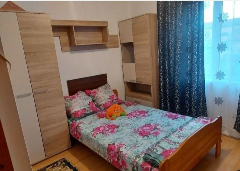 Ofer spre inchiriere apartament 2 camere, zona 9 Mai Lido , decomandat, etajul 1 - 1
