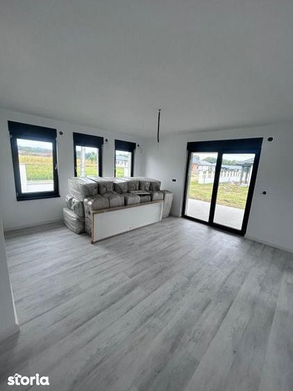 Vanzare- Casa moderna cu 3 dormitoare si terasa -teren de 5,5 ari - 6