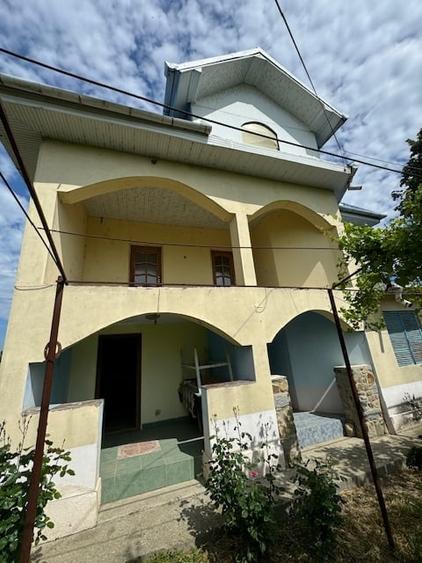 Casă individuală cu 5 camere cu Teren 900 Mp în Berești