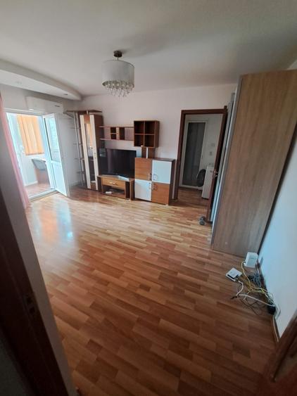 Apartament cu 2 camere semidecomandat în Craiovița Nouă