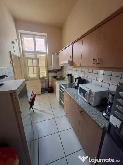 Apartament cu 4 camere semidecomandat în Central