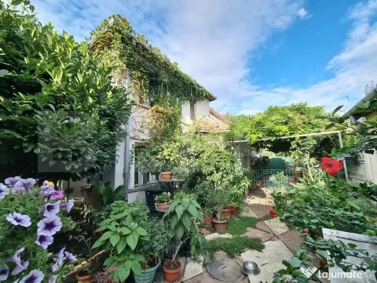 Casă cu 7 camere cu Teren 330 Mp în Burdea