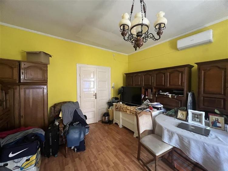Casă individuală cu 5 camere cu Teren 250 Mp în Ultracentral