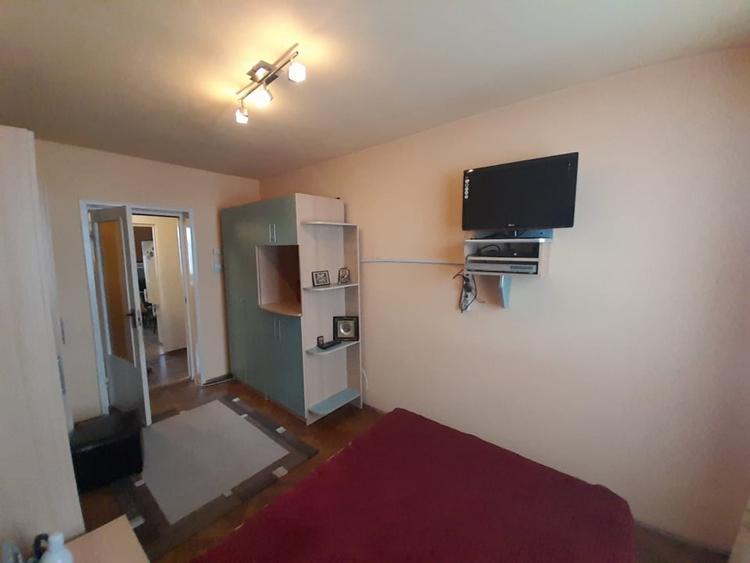 Apartament cu 3 camere decomandat, mobilat în Calea Moldovei