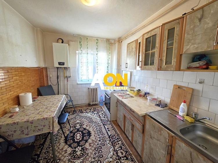 Apartament cu 3 camere decomandat, mobilat în Cetate