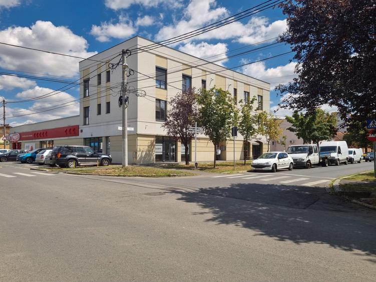 Spatiu comercial de inchiriat pretabil pentru multiple destinatii : salon de inf - 2