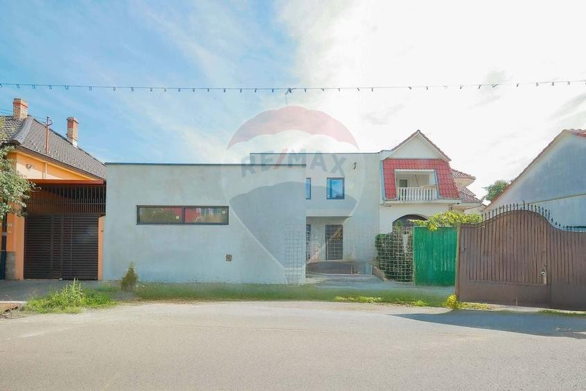 De vanzare, casa la rosu in zona centrala, Str. Emil Racovita - 6