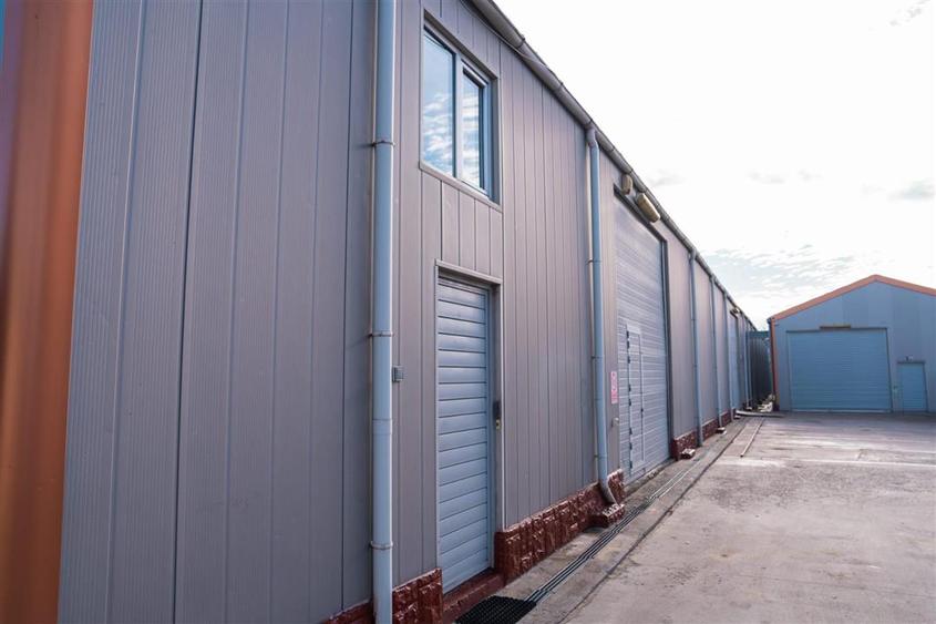 Hala industriala depozitare+ Birouri,425 mp, acces tir - Dorobantilor - 19