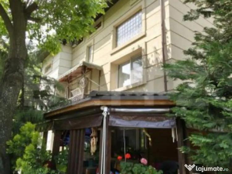 Proprietate Exclusivista: 2 Case, Piscina ?i Teren de Ten - 3