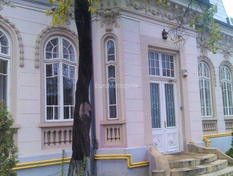 Vila cu arhitectura si teren 500mp Vila cu arhitectura si teren 500mp