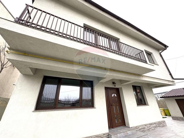 Casă / Vilă cu 5 camere de închiriat în zona Palazu Mare - 1