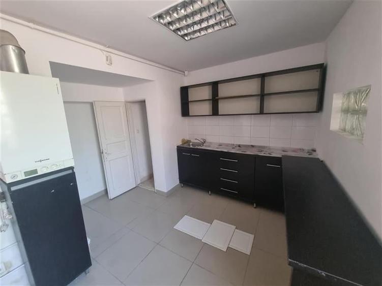 Apartament de 62 mp , parte din casa, cu intrare separata, posibil spatiu comerc - 4