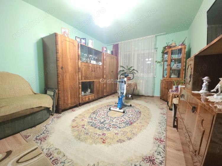 Proprietar vand apartament 2 camere decomandat zona CETATE STADION