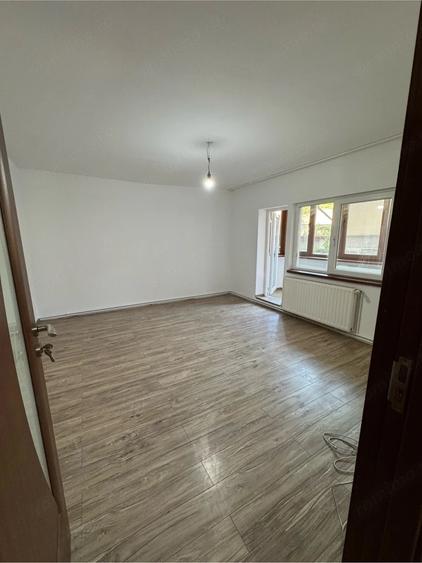 Apartament cu 3 camere decomandat în Girocului