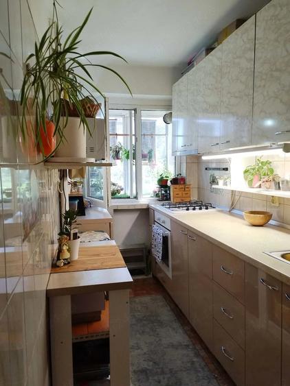 Apartament cu 3 camere semidecomandat în Berceni