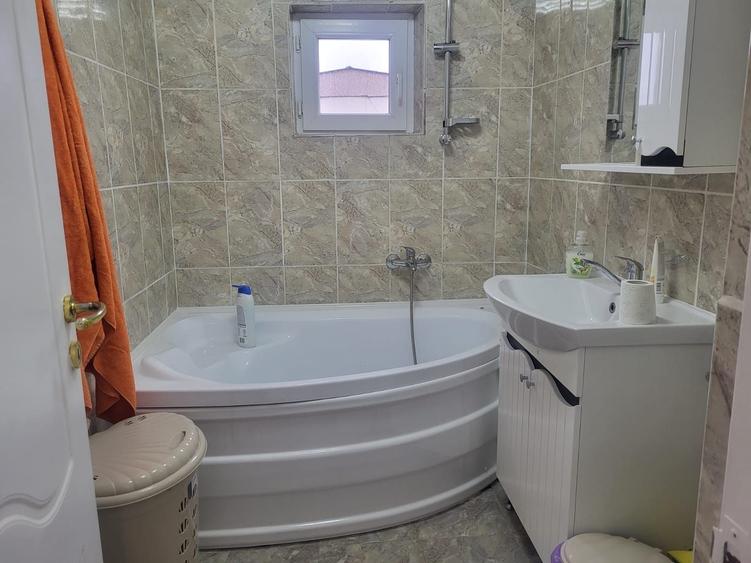 Apartament cu 2 camere decomandat în Uiești