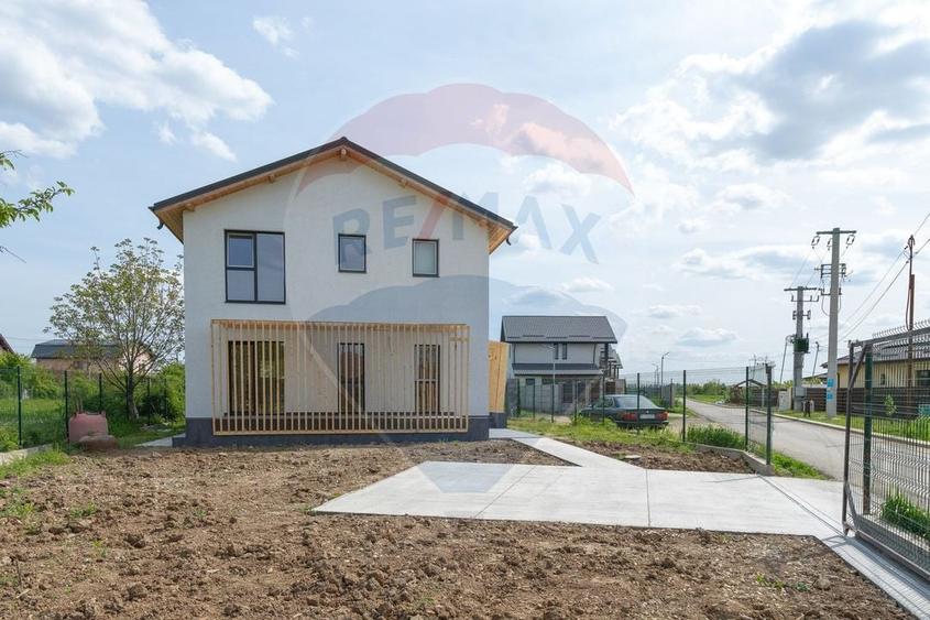 Casă individuală cu 4 camere cu Teren 450 Mp în Săbăreni