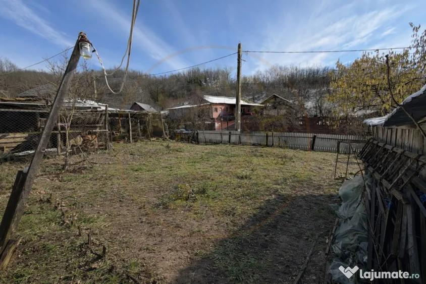 Casă cu 4 camere cu Teren 780 Mp în Pitoi