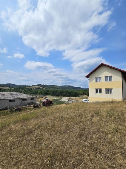 Casă cu 4 camere în Cerbu