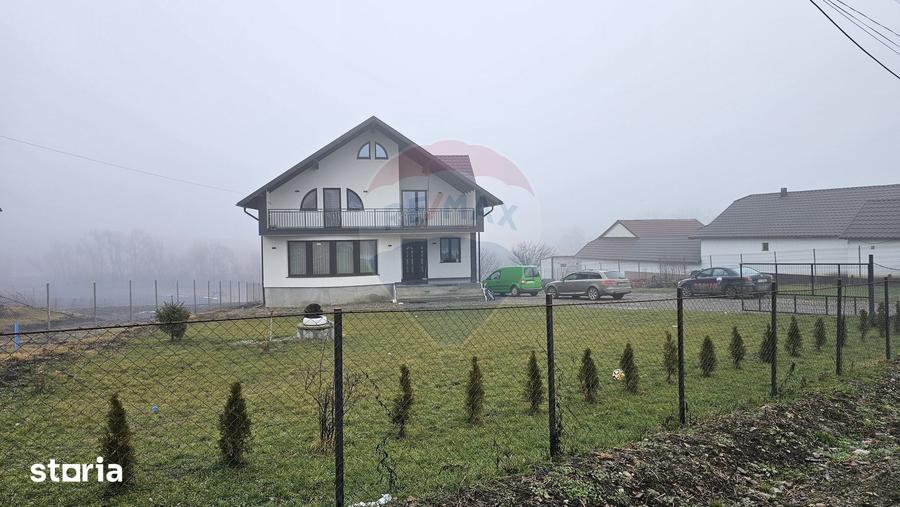 Casă cu 5 camere cu Teren 2500 Mp în Moara
