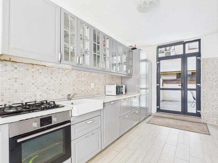 Apartament cu 3 camere semidecomandat în Dămăroaia