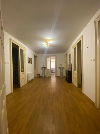 Casă individuală cu 5 camere cu Canalizare în Central