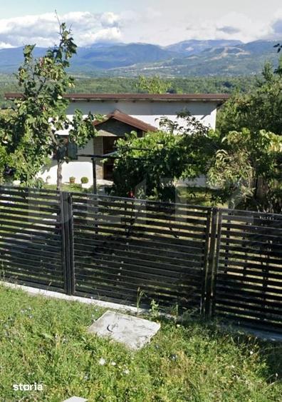 Casă cu 3 camere cu Teren 5000 Mp în Central